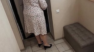 Housewifes slut seduces the distribution of chickens