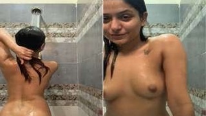 Exclusive Hot look Girl Record bathing Clip For Lover