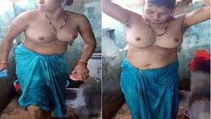 Desi Bhabhi record Her Bathing Video For Lover