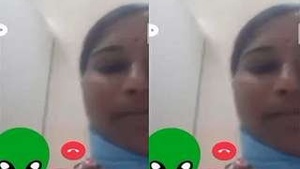 Mallu Bhabhi Showing off her Pussy