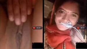 Desi Bhabhi Shows Pussy