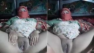 Desi Bhabhi Shows Pussy