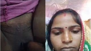 Bhabhi Shows Pussy