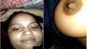 Desi indian Girl Showing Her Boobs