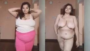 Sexy Desi Bhabhi Showing her big Boobs