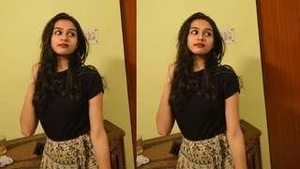 Cute indian Girl Shows Her Boobs Pussy