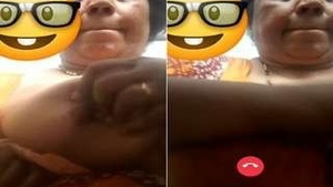 Desi Bhabhi Showing Her Boobs