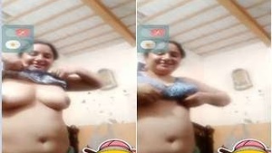 Paki Bhabhi Showing Her boobs To lover on Video Call