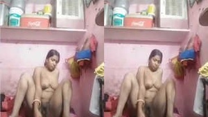 Desi Bhabhi Shows Boobs Masturbating
