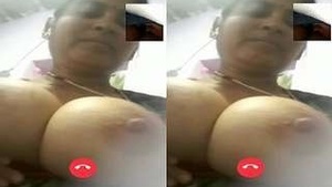 Bhabhi Showing Her Big Boobs on video call