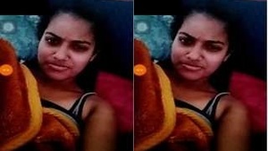 Sexy Desi indian girl Showing Boobs