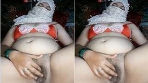 Desi Bhabhi Showing Pussy