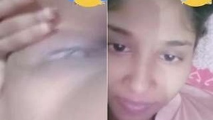 Desi indian girl Showing Her Wet pussy