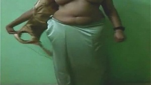 Bangladeshi bangla hot sexy auntie showing camera , live boob and pussy show