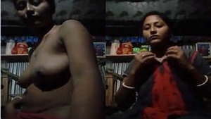 Desi Bhabhi Shows Her Boobs