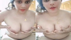 Paki Bhabhi Shows Boobs