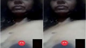 Mallu Bhabhi Showing Her Boobs