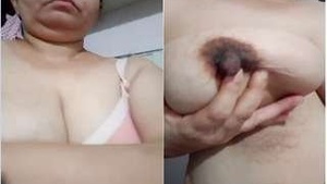 Desi Aunty Showing Her Big Boobs