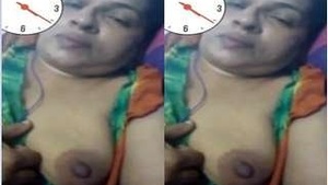 Desi Bhabhi Showing her Boobs
