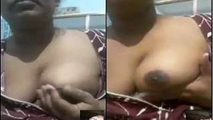 Desi Bhabhi Showing Boobs On Video Call