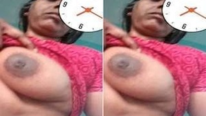 Desi mature Aunty Showing Boobs on Video Call
