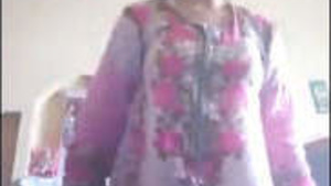 Paki Babe Takes Salwar And Showing Naked For The Lover