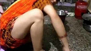 Cute Housewife Bhabhi Janaki Sexy Thigh Show