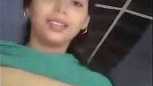 Desi bonito Asian Babe showing as mamas