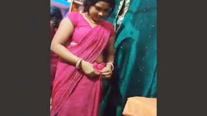 Desi Bhabhi pulls seu Saree and showing a buceta