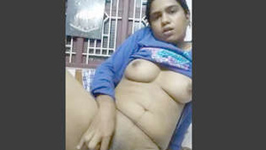 Desi sexy bhabi rekha fing sua bela buceta, desi mms