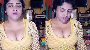 desi aunt showing cleavage on cam live