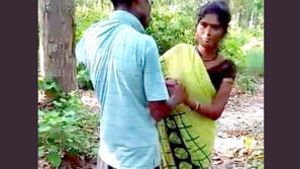 Desi randi outdoors show her pussy