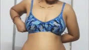 Famous Priyanka Bhabhi bunda and buceta showing off