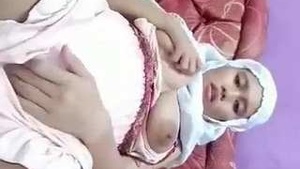 Bonito indo hijabi menina showrar sua buceta grande