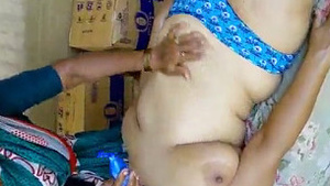 Bhabhi enjoy topless massage in Goa