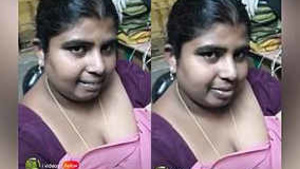 desi tia showing clevage