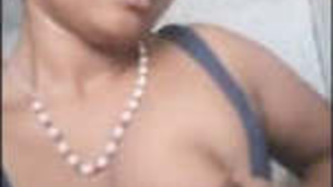 Super horny girl showing E masturbating her pussy with carrot