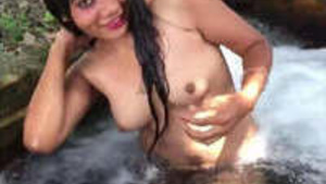 Bonito Punjabi Kudi Ao Ar Livre Nude Banheira