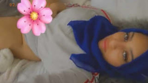 White Hijabi Paki menina mostrando