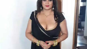 Sapna Bhabhi Big Tits Cleavage