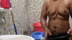 Tamil auntie bathing and engraving
