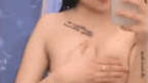 Randi Jasneet Kaur topless escondendo seus mamilos