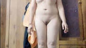 Super hot look Desi indian girl bathing