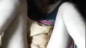 Desi Aldeia boudi middle of the night show her pussy