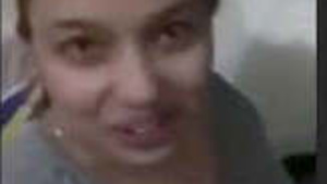 Pretty girl fingering her pussy Live show