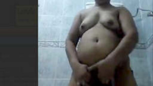 Dissatisfied Deshi Bhabi Pussy Fingering During The Bath