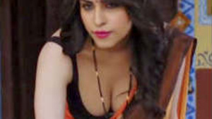 SEXY BHABHI CLEAVAGE SHOW IN SAREE