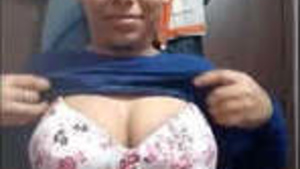 Beautiful Desi Girl Shows Breasts Pussy