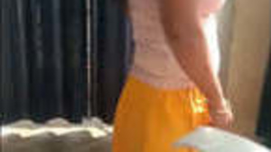 Desi bhabhi ready for bath