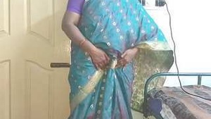 Desi aunt show tits pussy